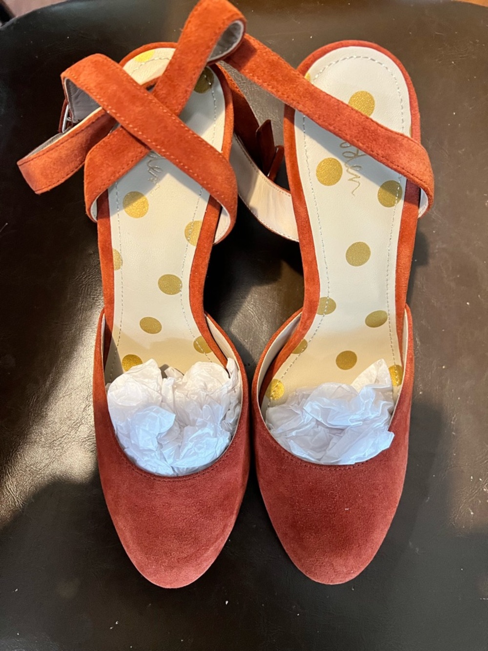 Boden Bessie Mary Jane’s pump in a burnt orange suede. Ankle wrap straps.
Sz 10
